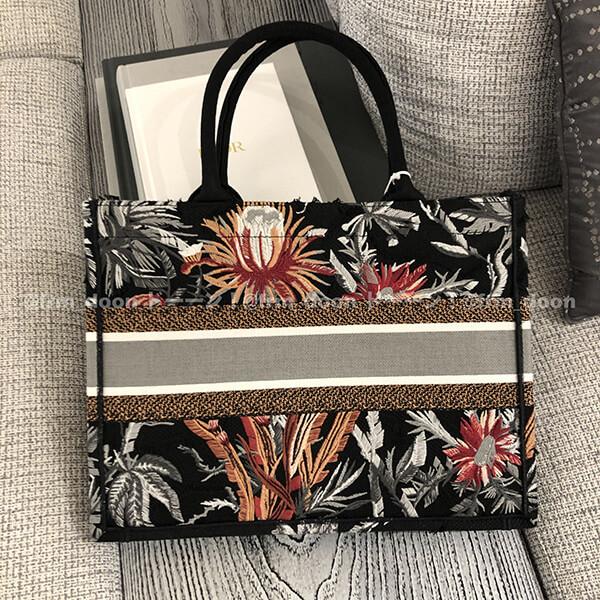 Dior偽物 2020SS新作 “ BOOK TOTE” S フラワー (ブラック) M1296ZWFC_M911